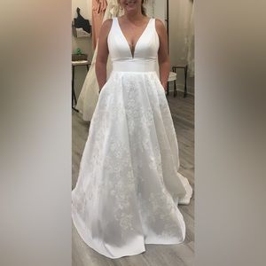 Wedding dress, never worn , altered to fit a size 6